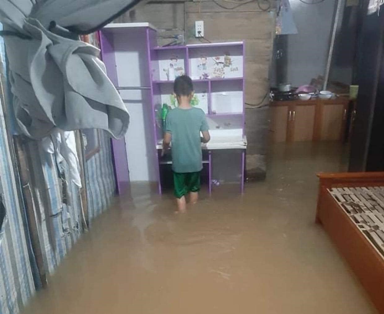 Chùm ảnh ngập lụt ở miền Trung sau mưa bão Chùm ảnh ngập lụt ở miền Trung sau mưa bão