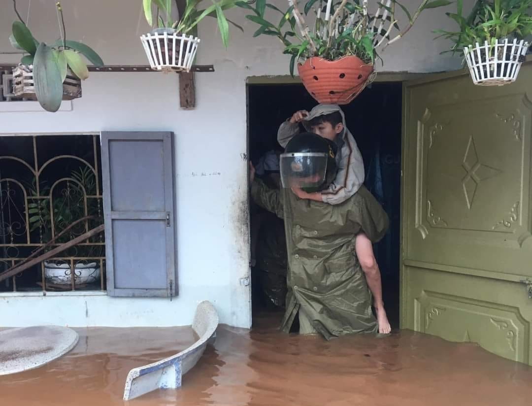 Chùm ảnh ngập lụt ở miền Trung sau mưa bão Chùm ảnh ngập lụt ở miền Trung sau mưa bão
