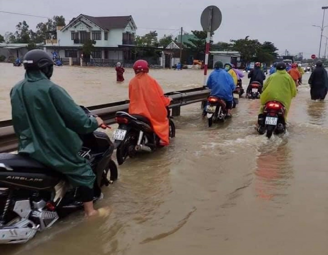 Quảng Nam mênh mông nước, người dân hối hả chạy lũ Quảng Nam mênh mông nước, người dân hối hả chạy lũ