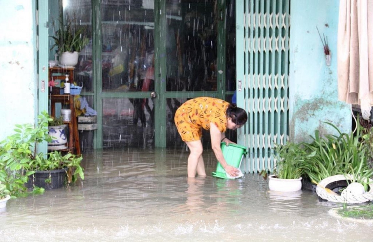 Quảng Nam mênh mông nước, người dân hối hả chạy lũ Quảng Nam mênh mông nước, người dân hối hả chạy lũ