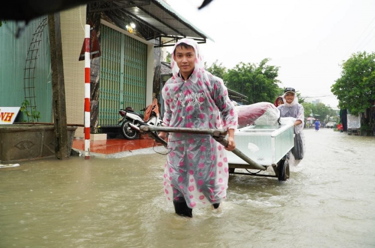 Quảng Nam mênh mông nước, người dân hối hả chạy lũ Quảng Nam mênh mông nước, người dân hối hả chạy lũ