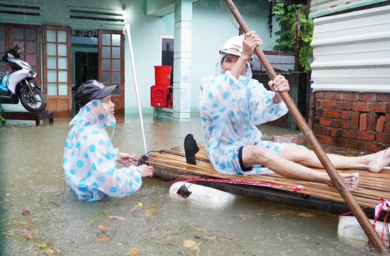 Quảng Nam mênh mông nước, người dân hối hả chạy lũ Quảng Nam mênh mông nước, người dân hối hả chạy lũ