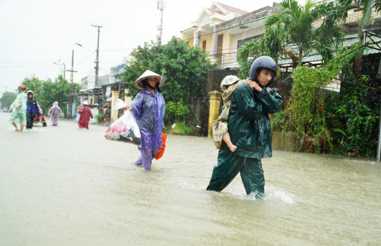 Quảng Nam mênh mông nước, người dân hối hả chạy lũ Quảng Nam mênh mông nước, người dân hối hả chạy lũ