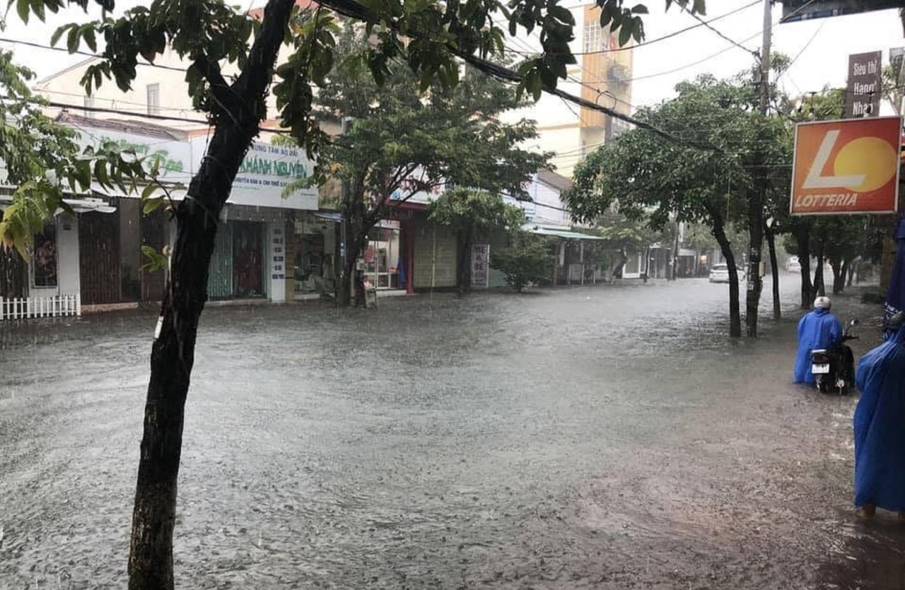 Quảng Nam mênh mông nước, người dân hối hả chạy lũ Quảng Nam mênh mông nước, người dân hối hả chạy lũ