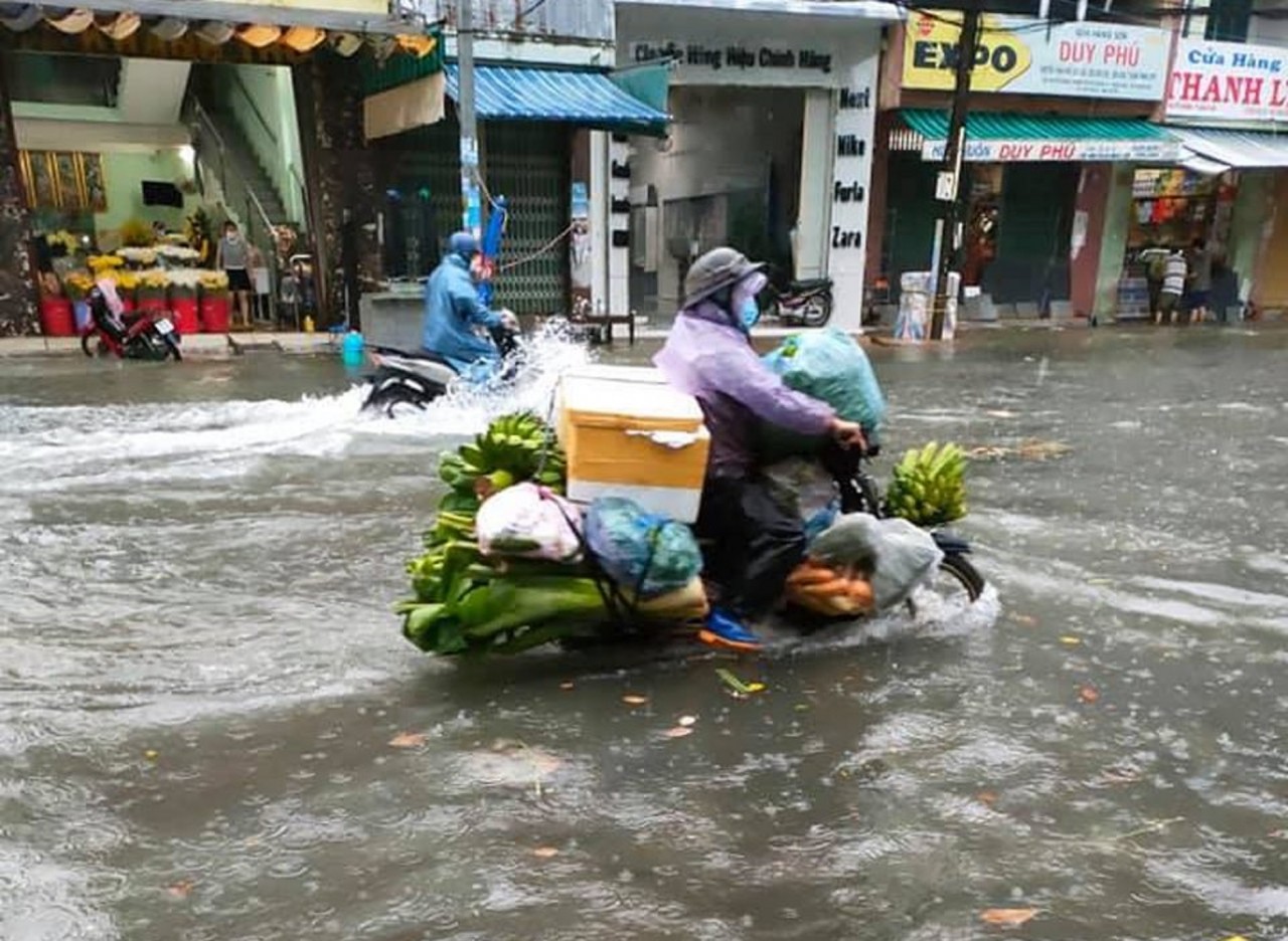 Hàng nghìn người dân ở Quảng Ngãi phải sơ tán khi nhà bị ngập sâu