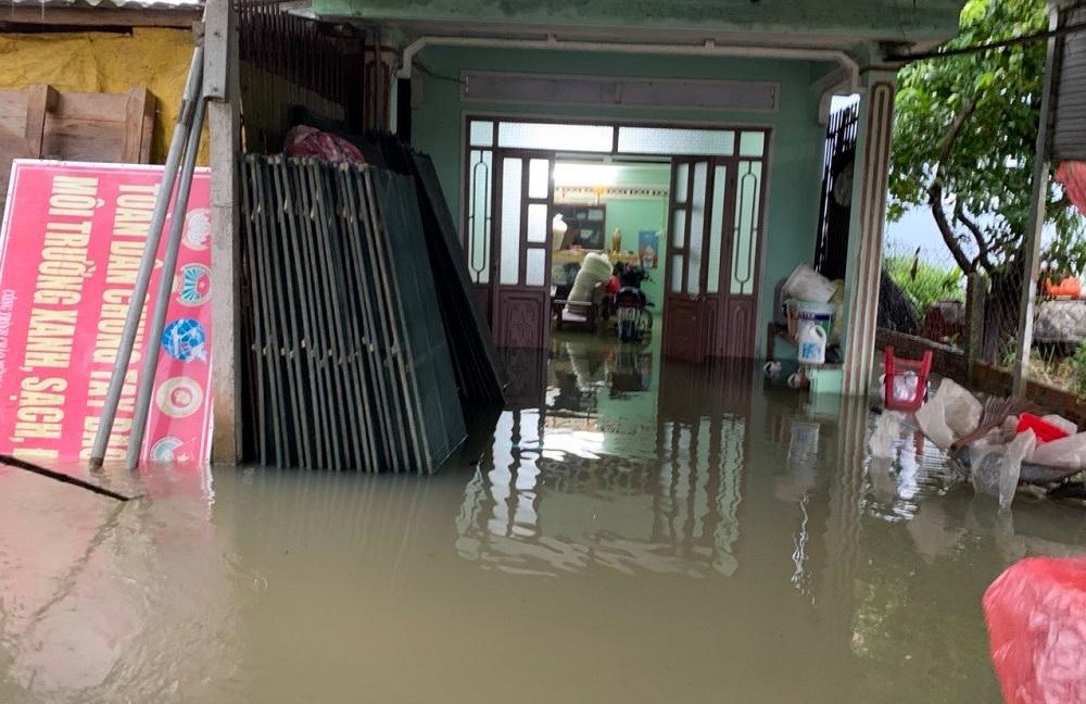 Hàng nghìn người dân ở Quảng Ngãi phải sơ tán khi nhà bị ngập sâu