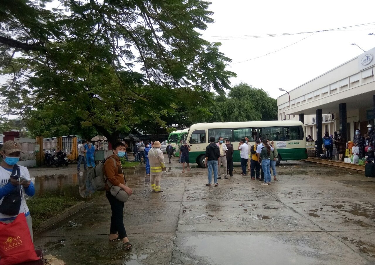 Mưa lũ ở miền Trung khiến đường sắt gián đoạn tạm thời