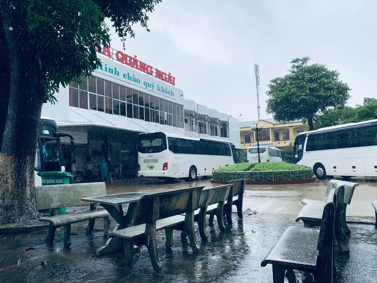 Mưa lũ ở miền Trung khiến đường sắt gián đoạn tạm thời