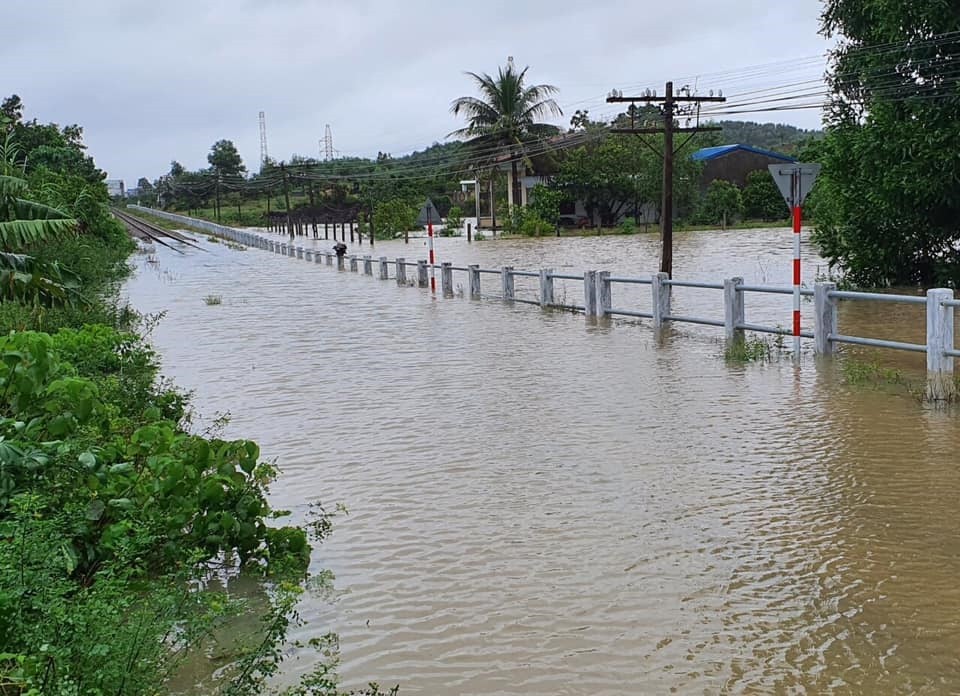 Mưa lũ ở miền Trung khiến đường sắt gián đoạn tạm thời