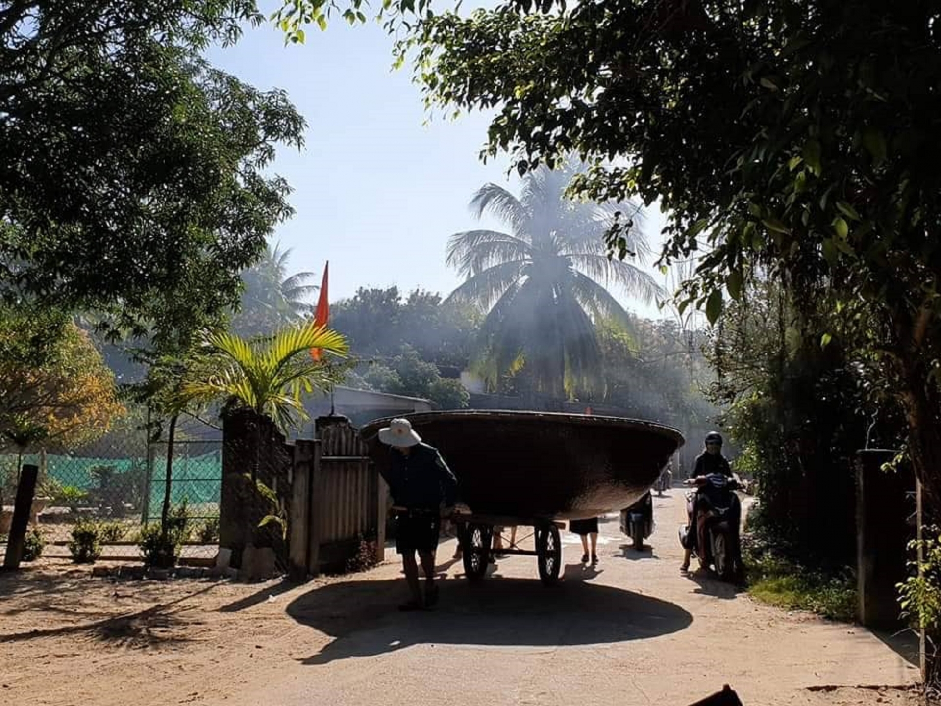 lang thung chai ven bien o quang nam voi ngon nghe ky cong
