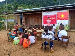 east meets west ho tro xay dung nha tinh thuong cho gia dinh hoc sinh ngheo quang nam