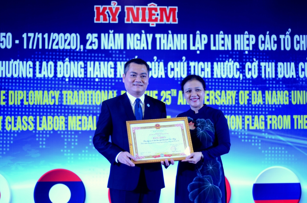Liên hiệp các tổ chức hữu nghị thành phố Đà Nẵng đón nhận Huân chương Lao động hạng nhất