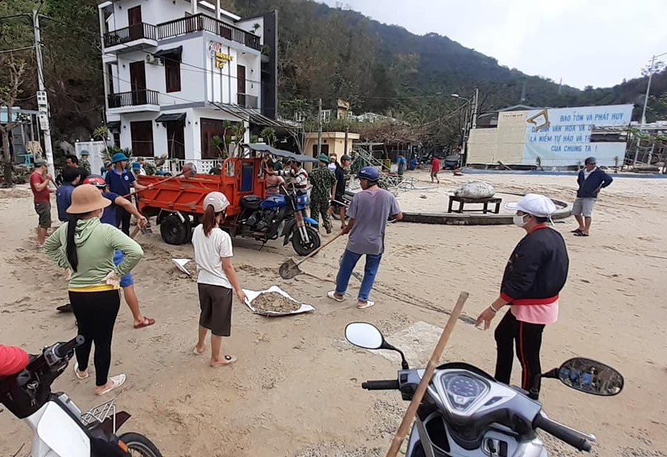 Sau bão số 13, người dân Cù Lao Chàm chung tay khắc phục hậu quả