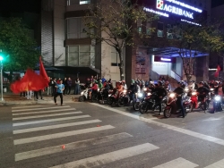 Mừng Việt Nam vô địch SEA games, dân Đà Nẵng "đi bão" văn minh