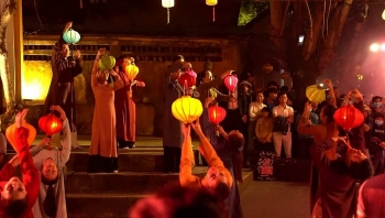 ruc ro den long truoc su kien danh thuc hoi an