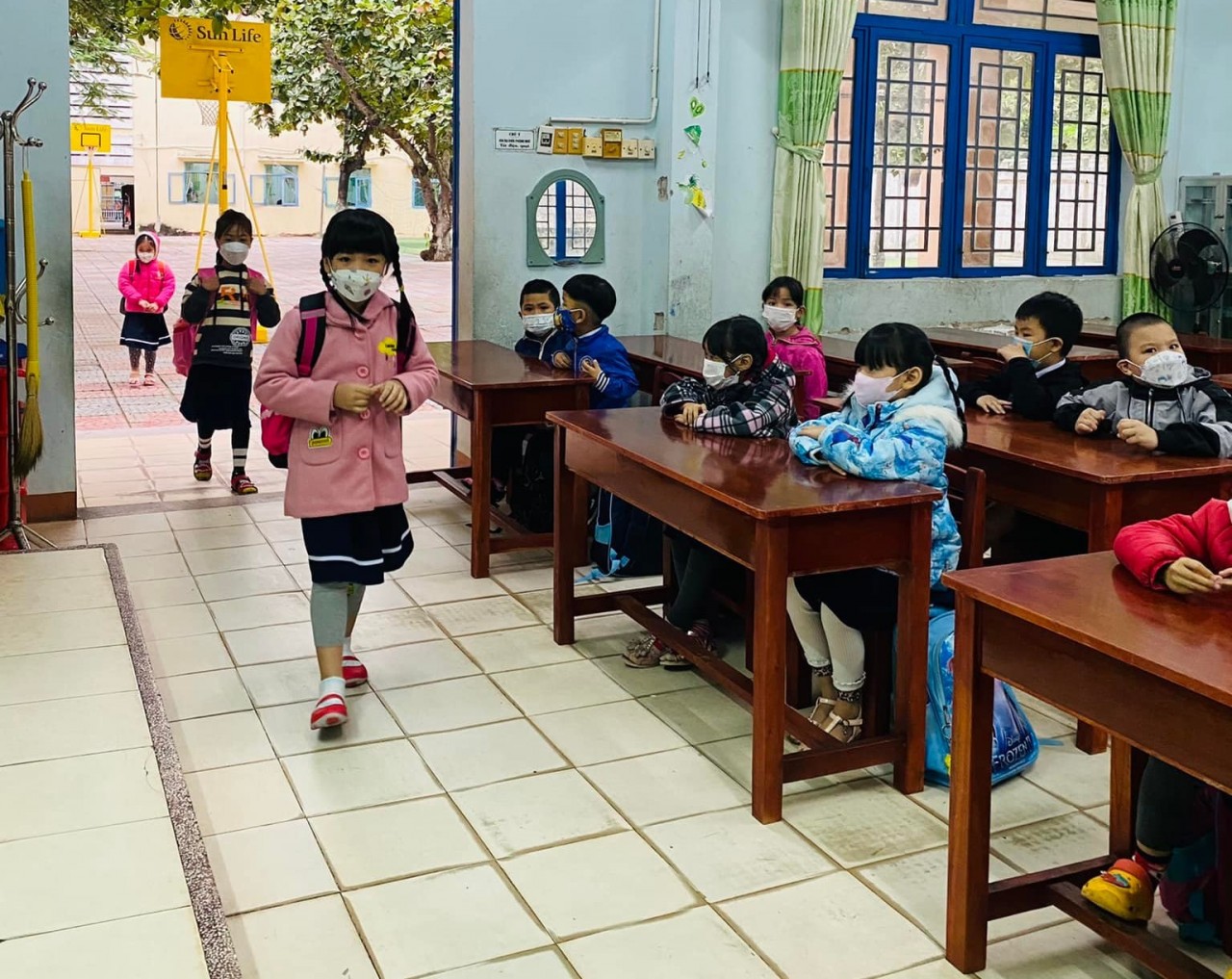Học sinh lớp 1 tại Đà Nẵng hân hoan tới trường