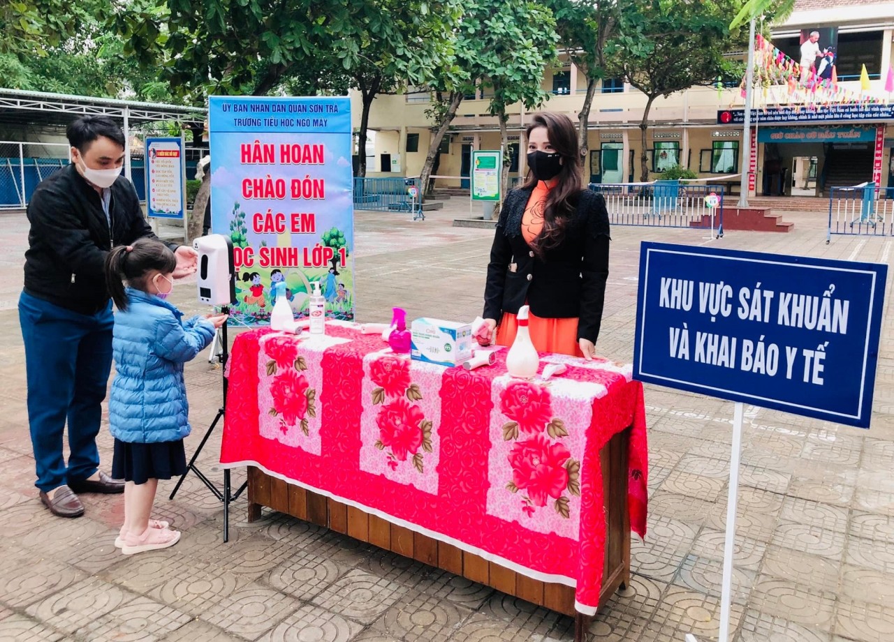 Học sinh lớp 1 tại Đà Nẵng hân hoan tới trường