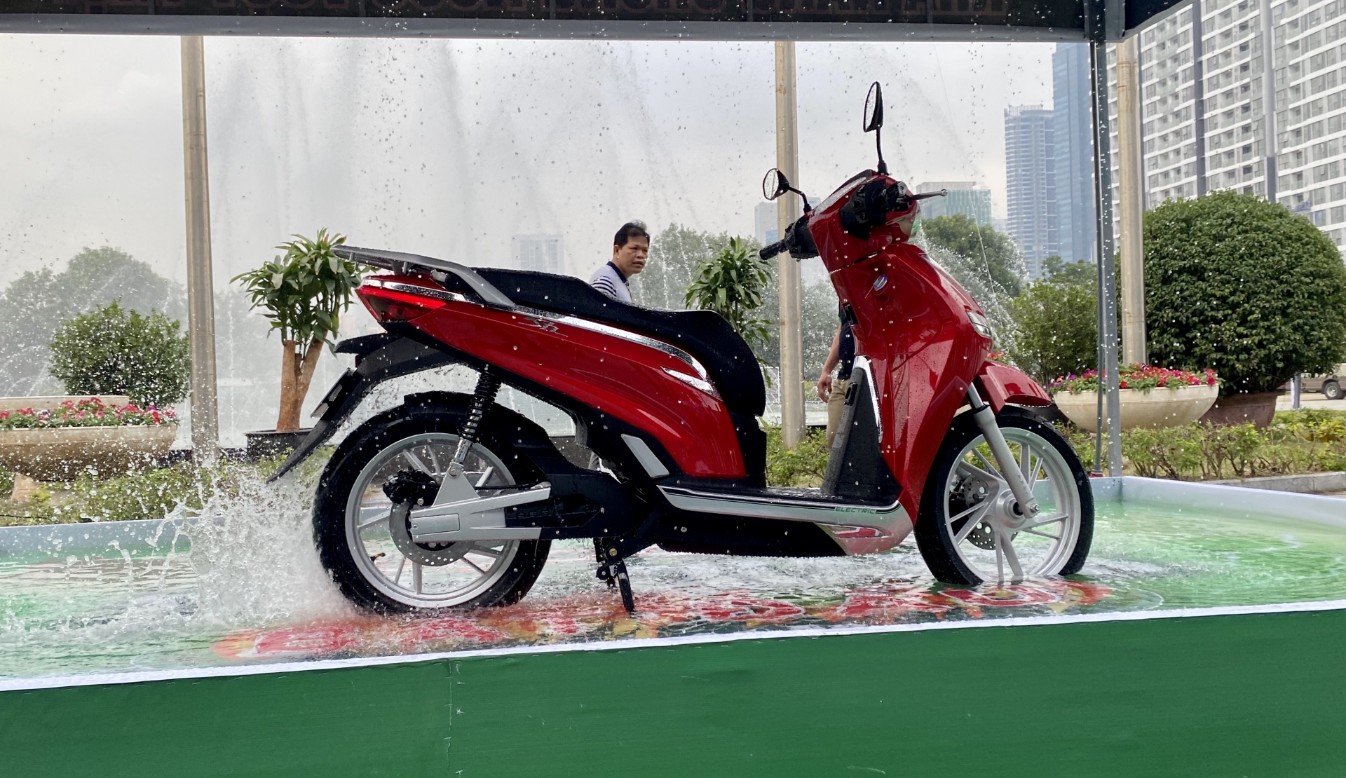 bat ngo xuat hien phien ban chay dien cua sh gia chua toi 30 trieu dong