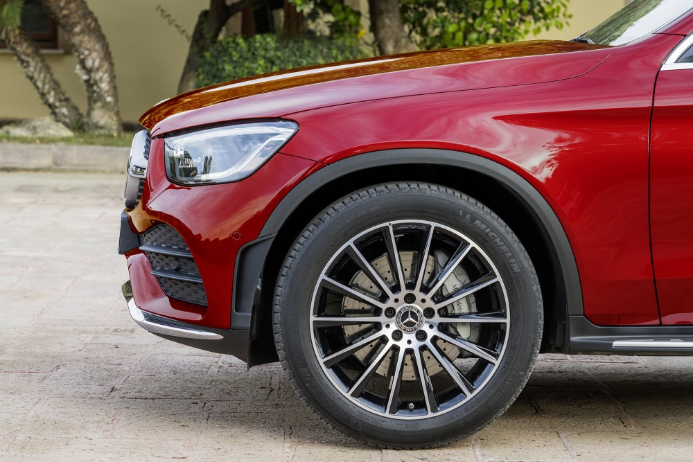 Mercedes GLC 300 bị cắt bỏ phanh AMG, lốp run-flat, hãng 'chuyền bóng' cho khách hàng