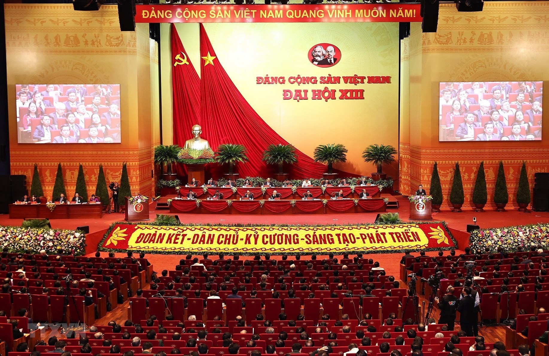 Ngay lam viec chinh thuc thu ba Dai hoi XIII: Bao cao cong tac nhan su hinh anh 1