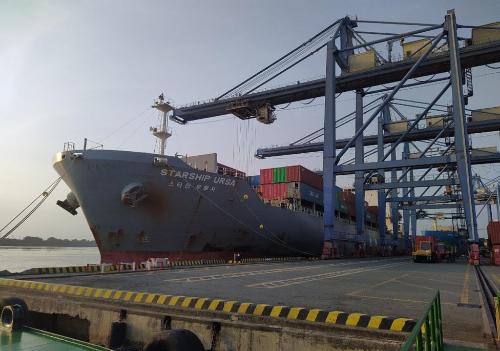 Những chuyến tàu biển chở hàng đầu tiên của năm mới cập cảng