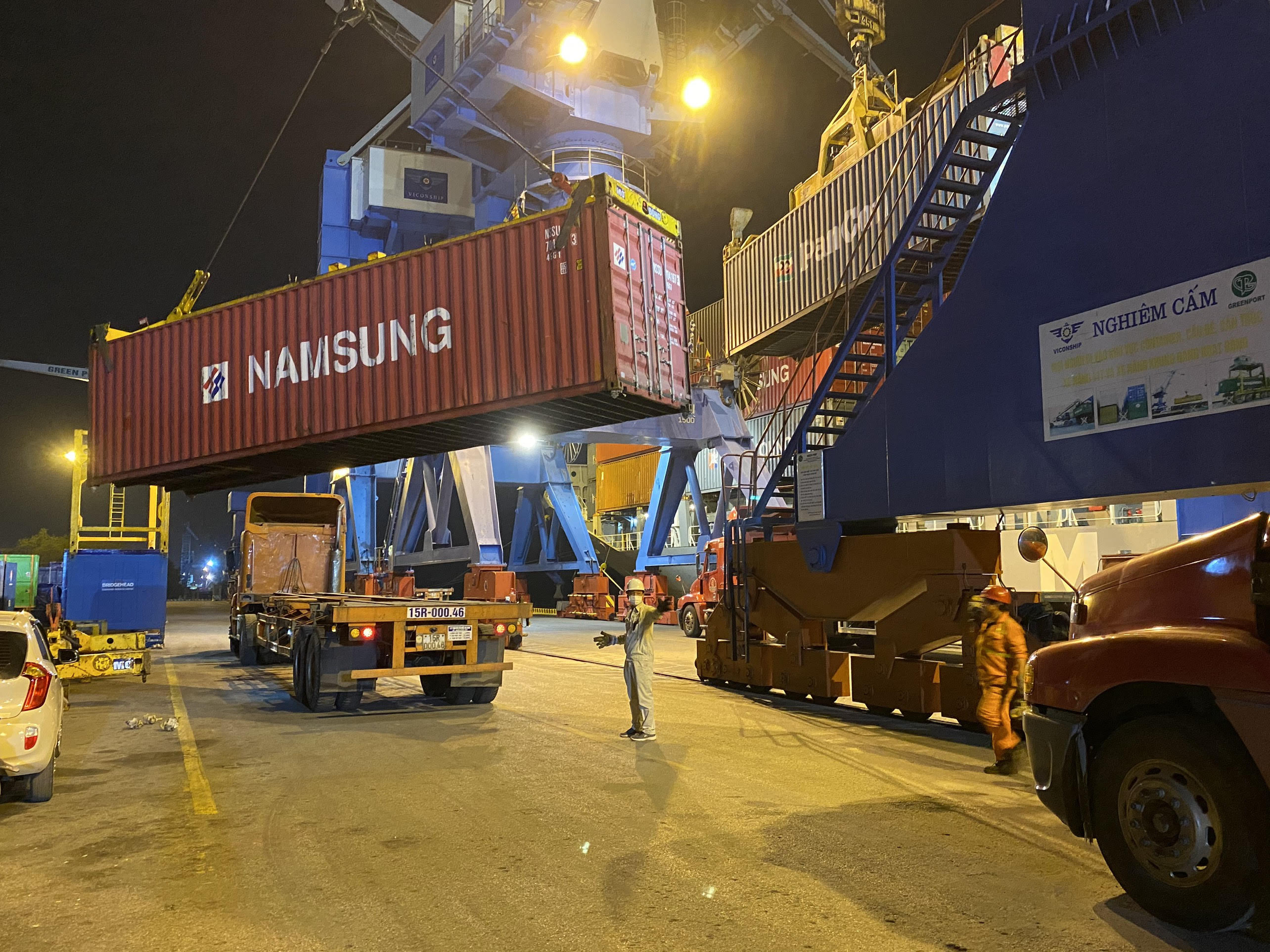 Những chuyến tàu biển chở hàng đầu tiên của năm mới cập cảng