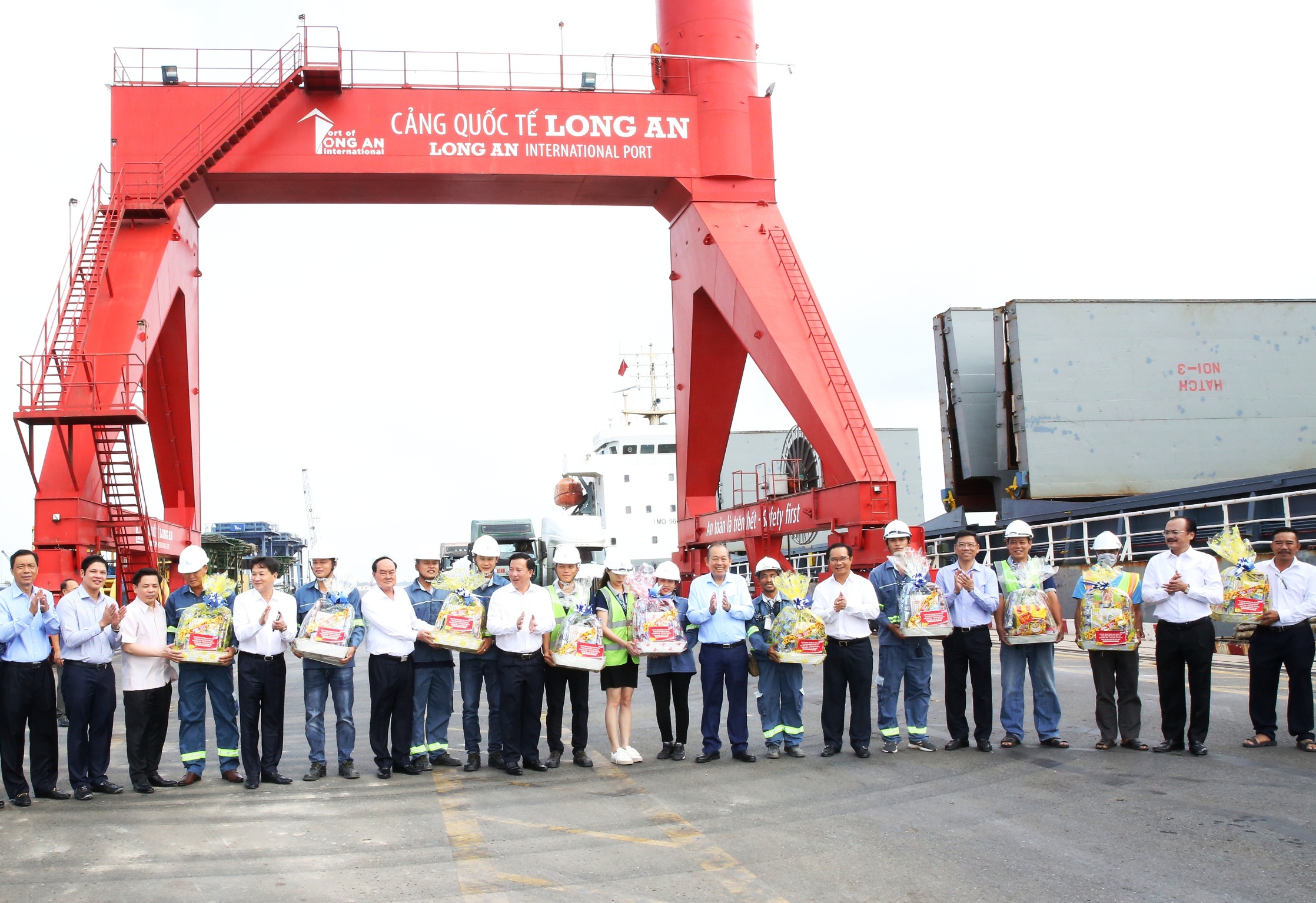 Phó Thủ tướng Thường trực thăm cảng cửa ngõ quốc tế lớn nhất Tây Nam Bộ