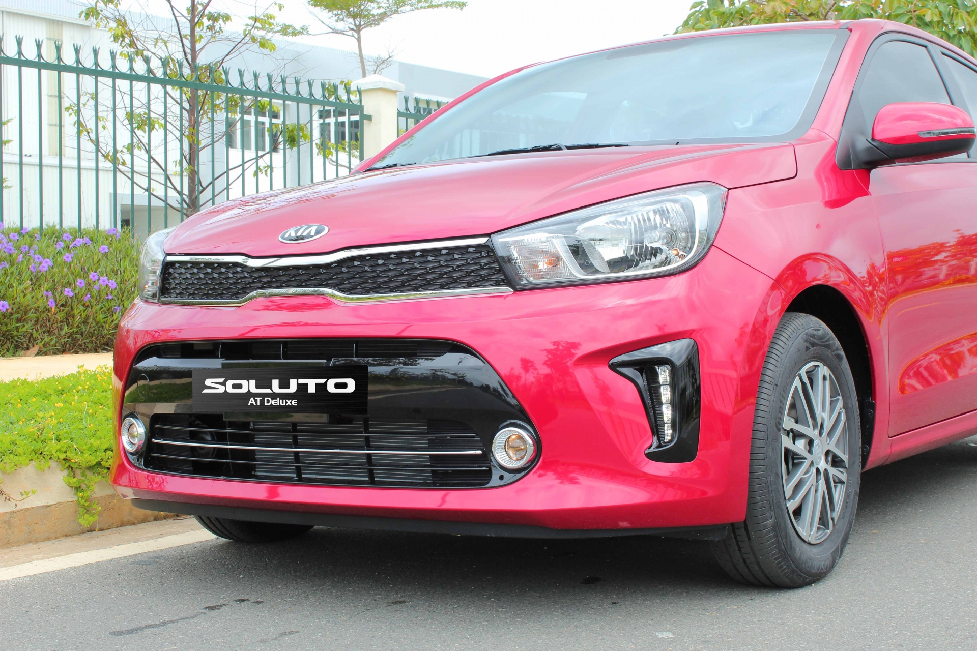 sedan hang b gia re chon mitsubishi attrage hay kia soluto