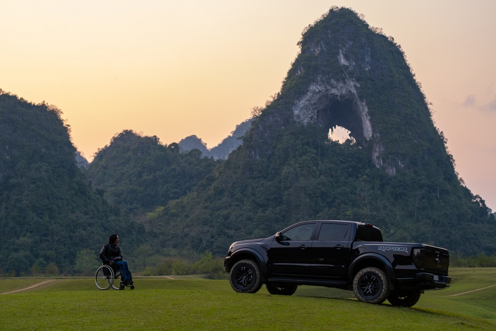 Hành trình tìm lại đam mê tuổi trẻ của NAG Lân “Xe Lăn”cùng Ford Ranger Raptor