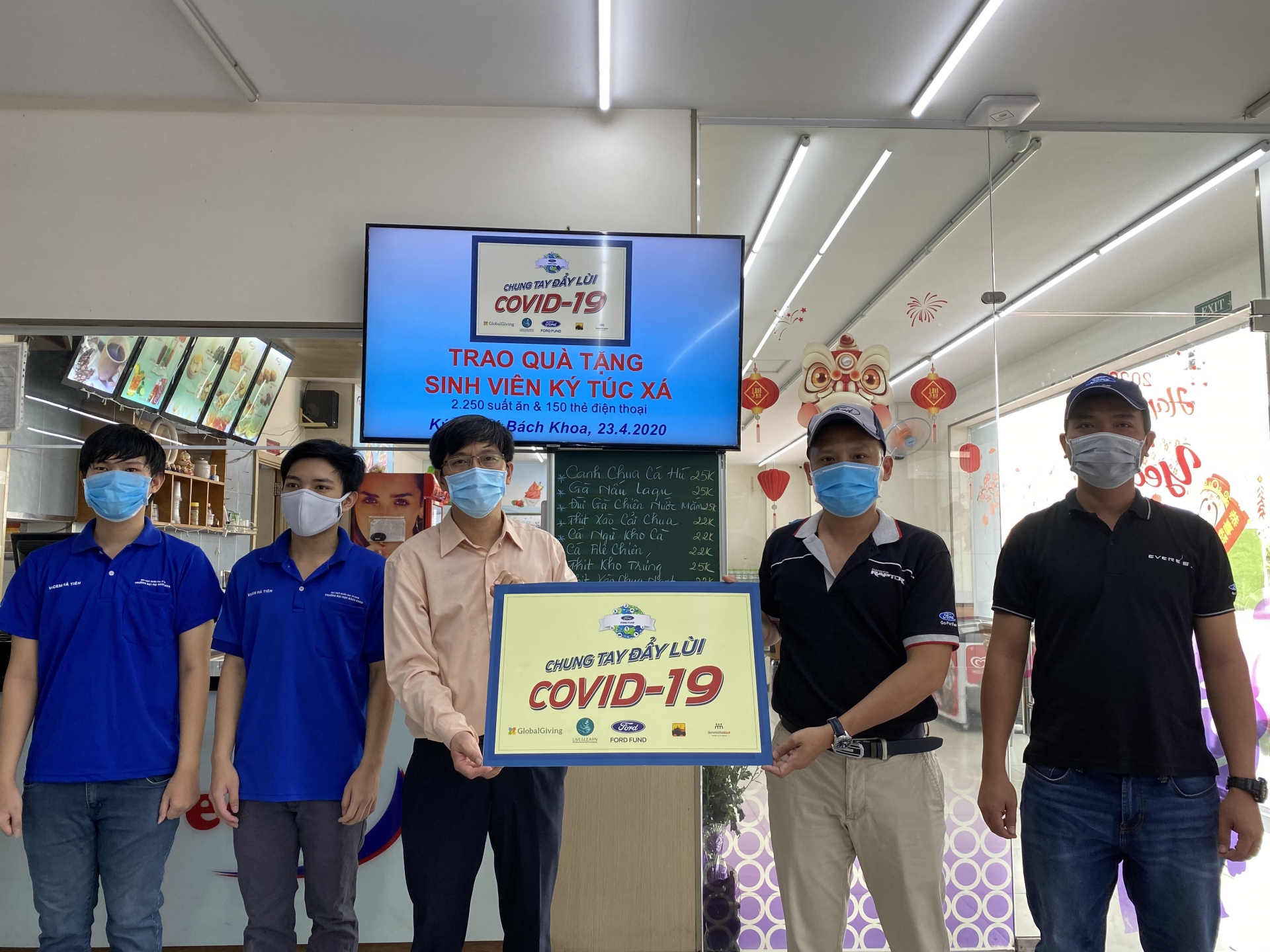 ford tang xe transit cuu thuong ap luc am cho benh vien nhiet doi trung uong