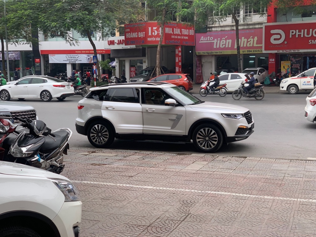 suv trung quoc ri set khung gam chi sau vai thang su dung
