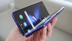 samsung tiep tuc lui ngay ban galaxy fold de khac phuc loi