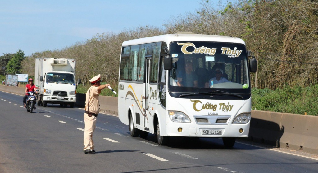 lai xe se tu tra cuu hinh anh vi pham giao thong cua minh qua mang