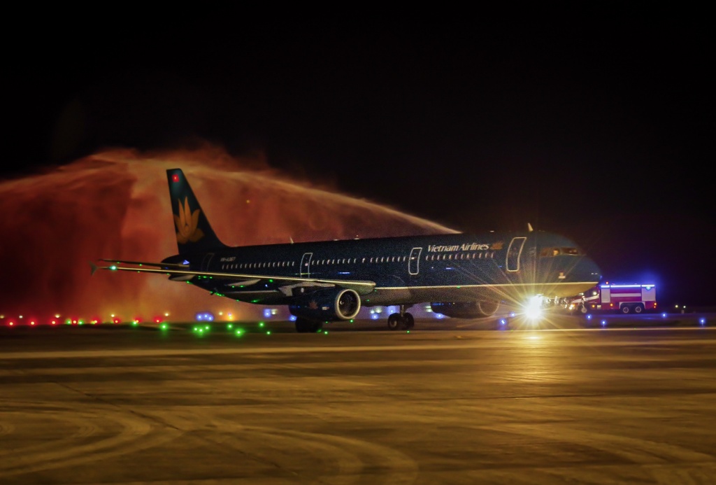 chuyen bay quoc te dau tien cua hang khong viet nam da den van don