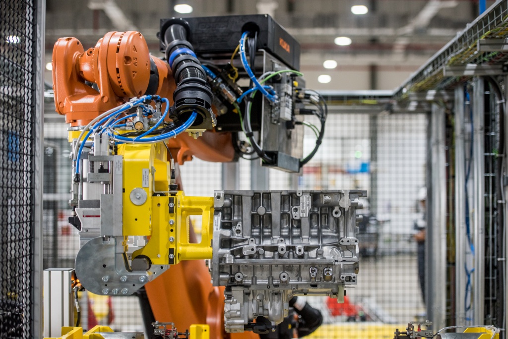 co gi ben trong nha may o to vinfast vua khanh thanh