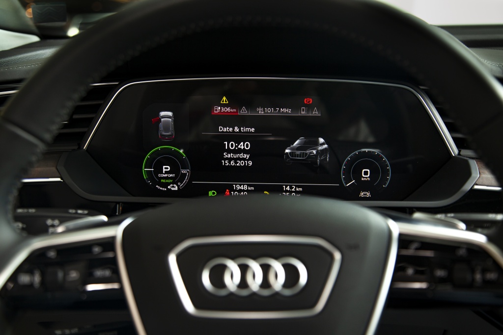 audi se ban mau xe dien e tron tai viet nam