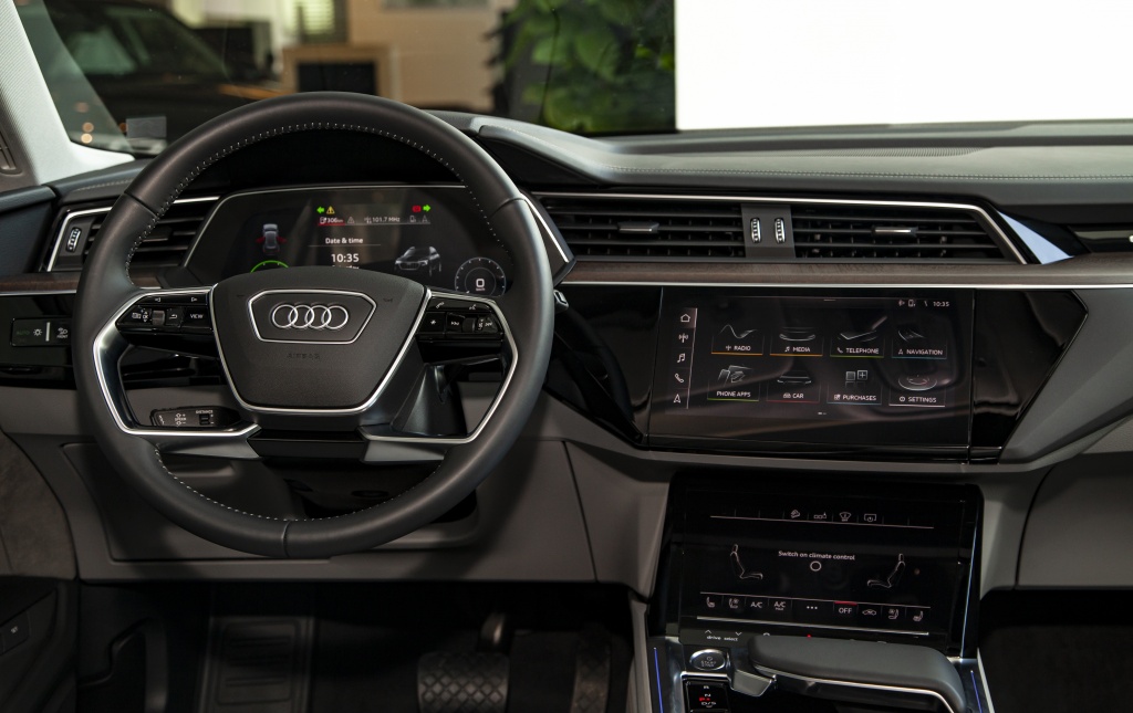 audi se ban mau xe dien e tron tai viet nam
