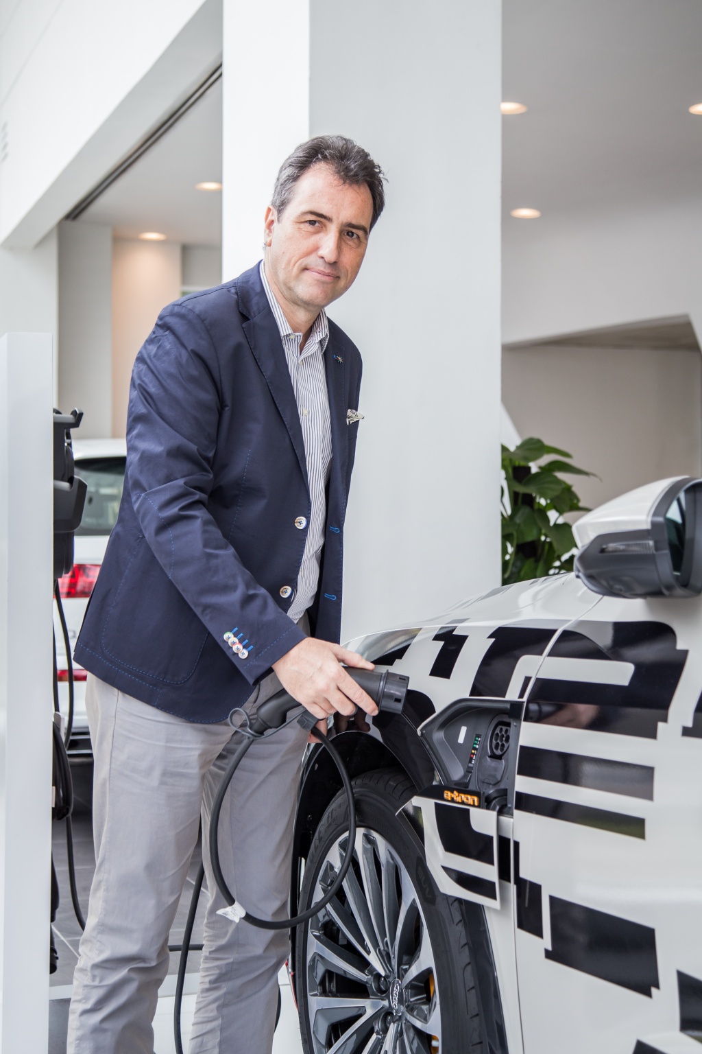 audi se ban mau xe dien e tron tai viet nam