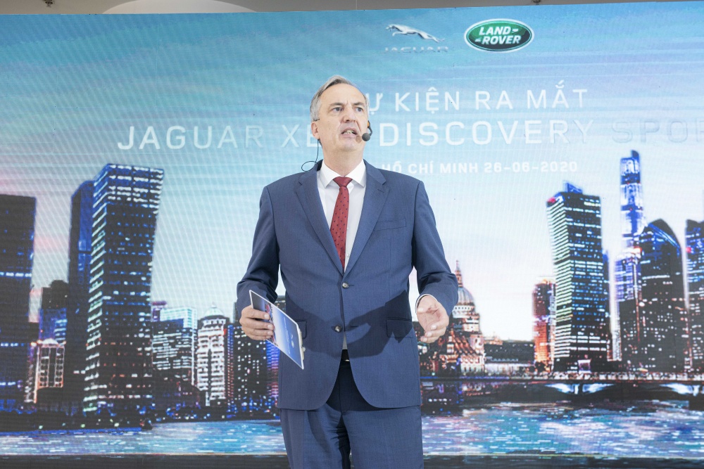 jaguar land rover ra mat lien tiep 2 mau xe sang tai viet nam
