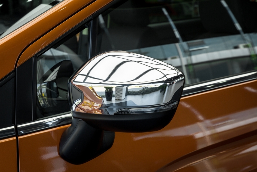 mitsubishi tung xpander cross nhieu tien nghi va gia tang nhe