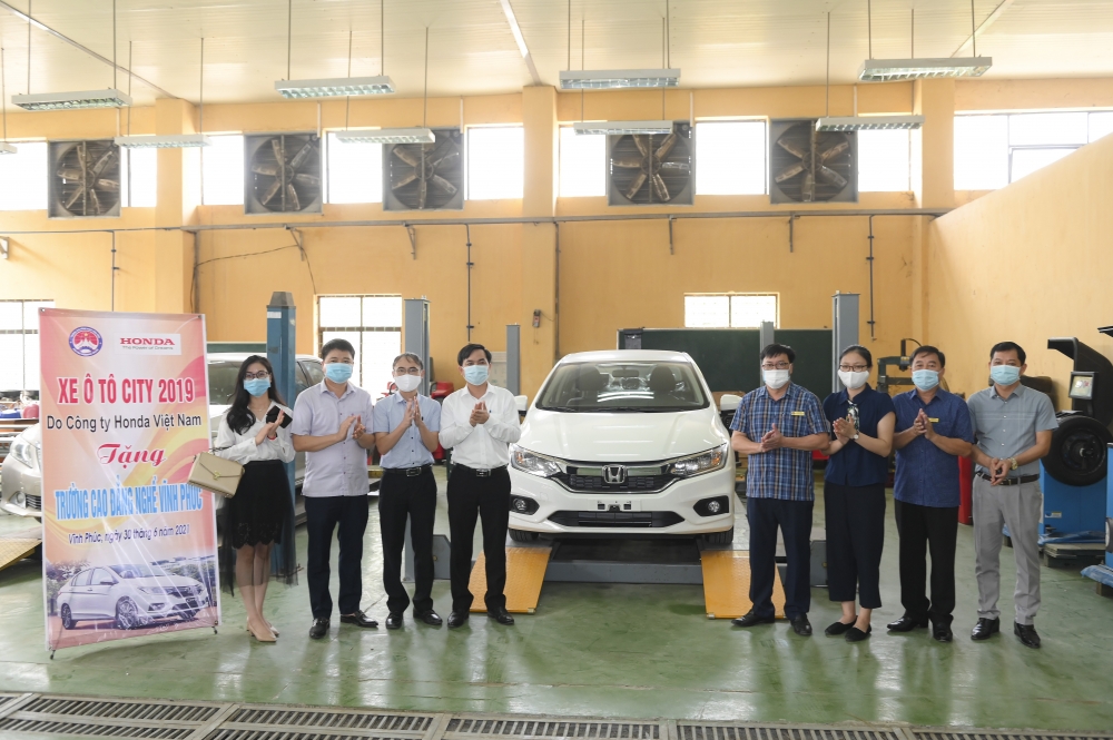 Honda Việt Nam trao tặng xe và thiết bị kỹ thuật  cho trường nghề tại Vĩnh Phúc và Hà Nam