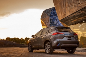 Toyota Việt Nam nói gì khi khách hàng phải mua thêm phụ kiện để nhận xe sớm?