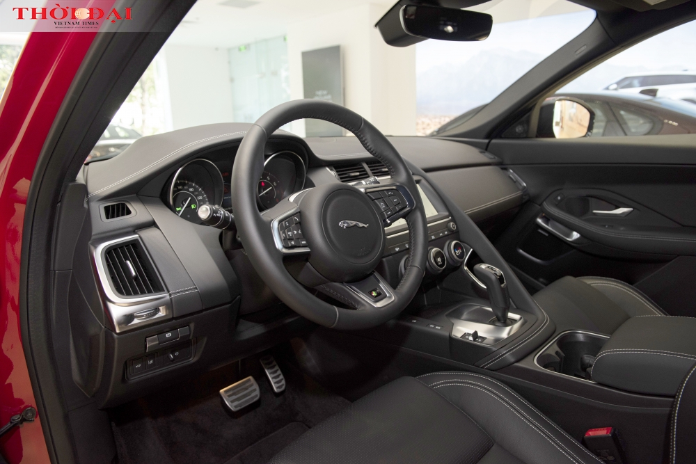 Ảnh: Chi tiết Jaguar E-Pace R-Dynamic S có giá hơn 3,3 tỷ đồng tại Việt Nam