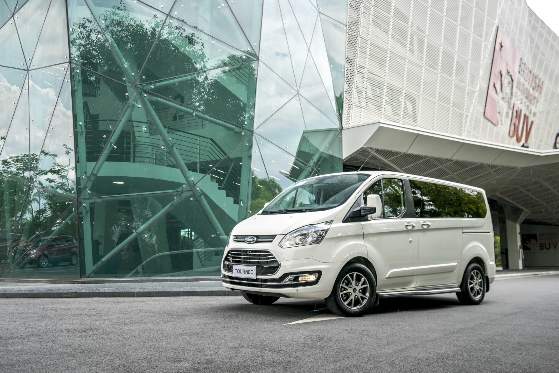 Ford giới thiệu MPV Tourneo hoàn toàn mới, rẻ hơn Sedona cả trăm triệu