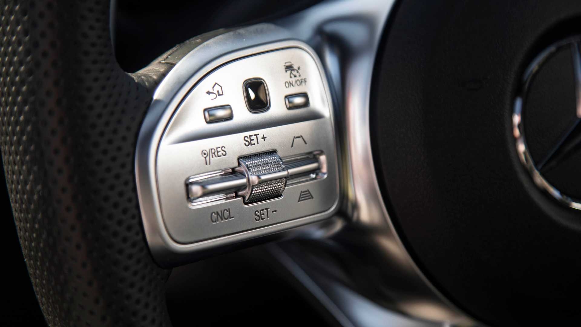 Nút bấm "ma thuật" trên Mercedes sẽ chinh phục khách hàng