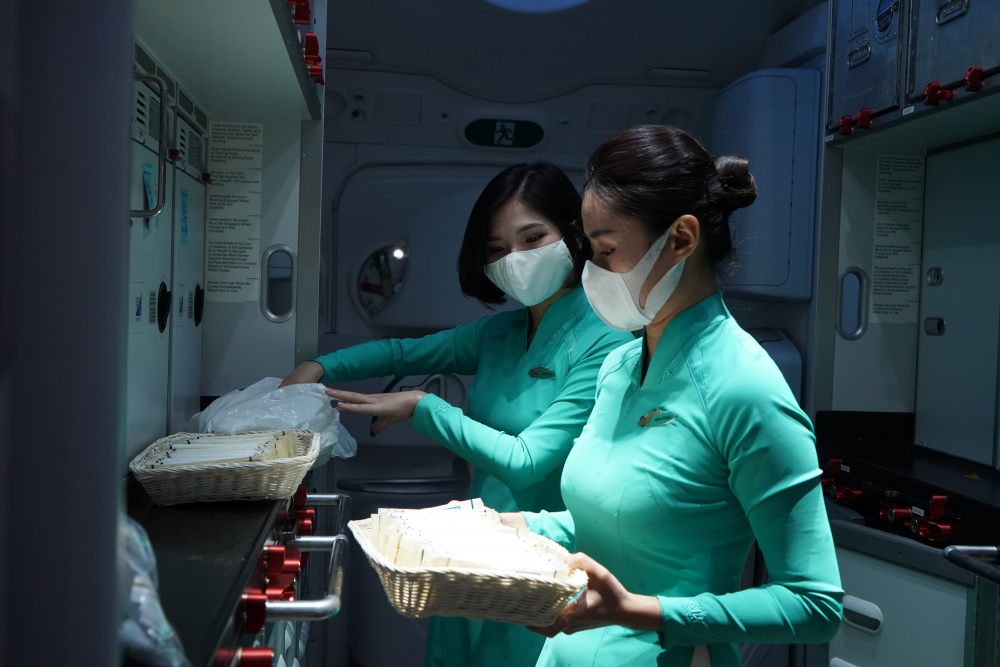 Cận cảnh chuyến bay thương mại quốc tế đầu tiên được khôi phục sau COVID-19