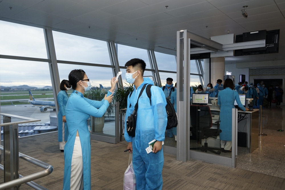 Cận cảnh chuyến bay thương mại quốc tế đầu tiên được khôi phục sau COVID-19