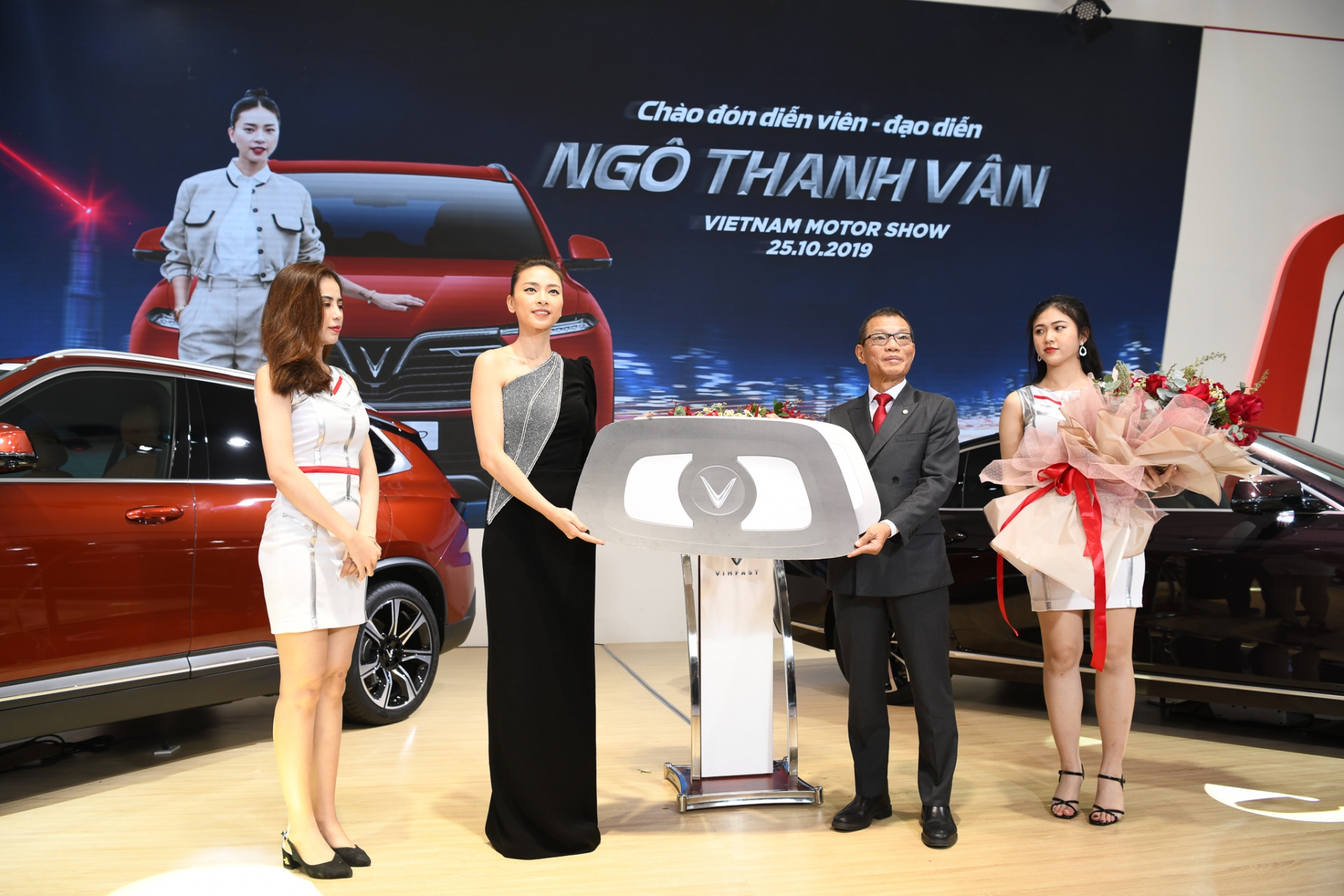da nu ngo thanh van chinh thuc nhan xe vinfast lux sa20