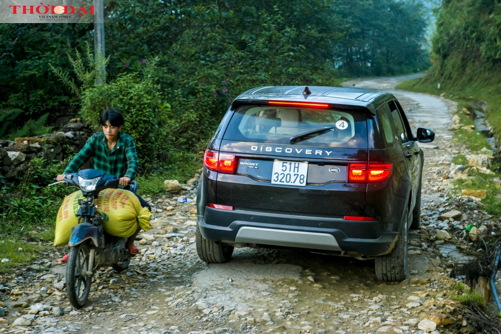 Cảm xúc lạ lẫm khi mang dàn Land Rover 'Quý tộc' đi săn mây Y Tý Cảm xúc lạ lẫm khi mang dàn Land Rover 'Quý tộc' đi săn mây Y Tý