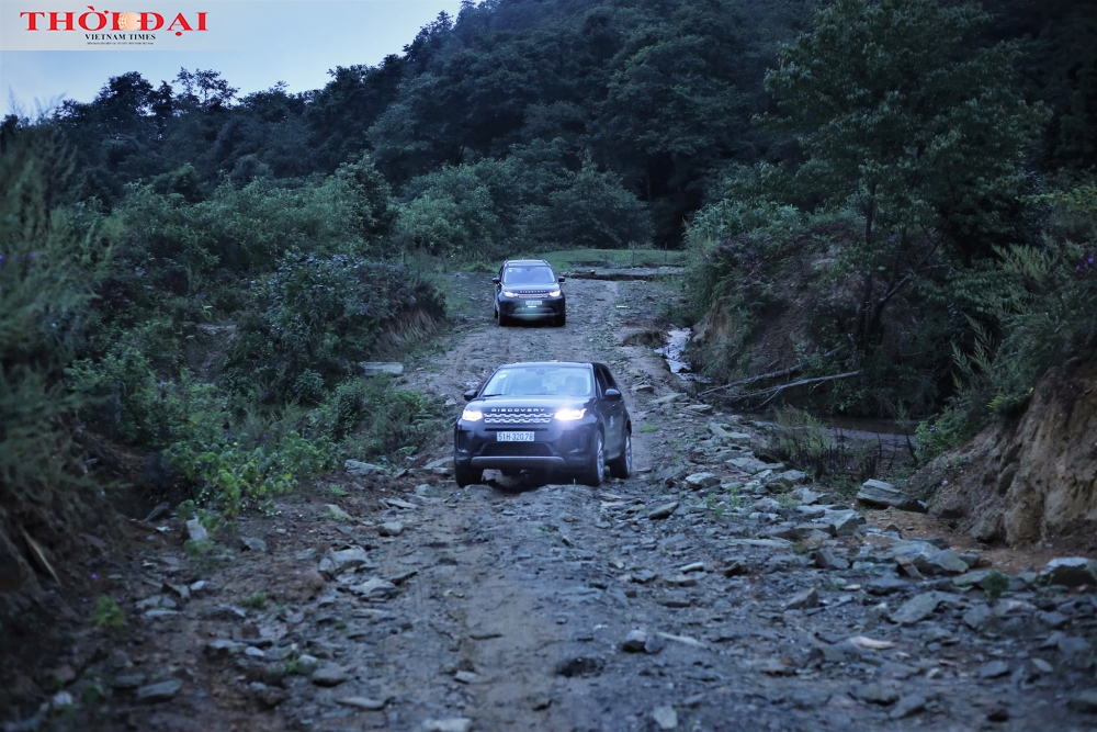 Cảm xúc lạ lẫm khi mang dàn Land Rover 'Quý tộc' đi săn mây Y Tý Cảm xúc lạ lẫm khi mang dàn Land Rover 'Quý tộc' đi săn mây Y Tý